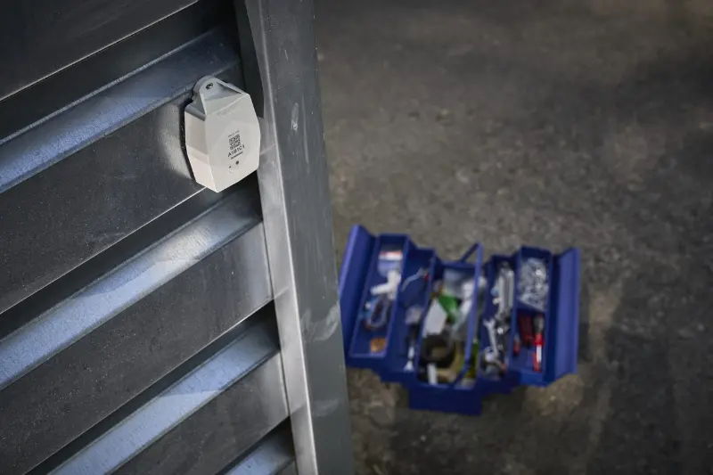 As easy as sticking a sticker: installing your Sensolus trackers